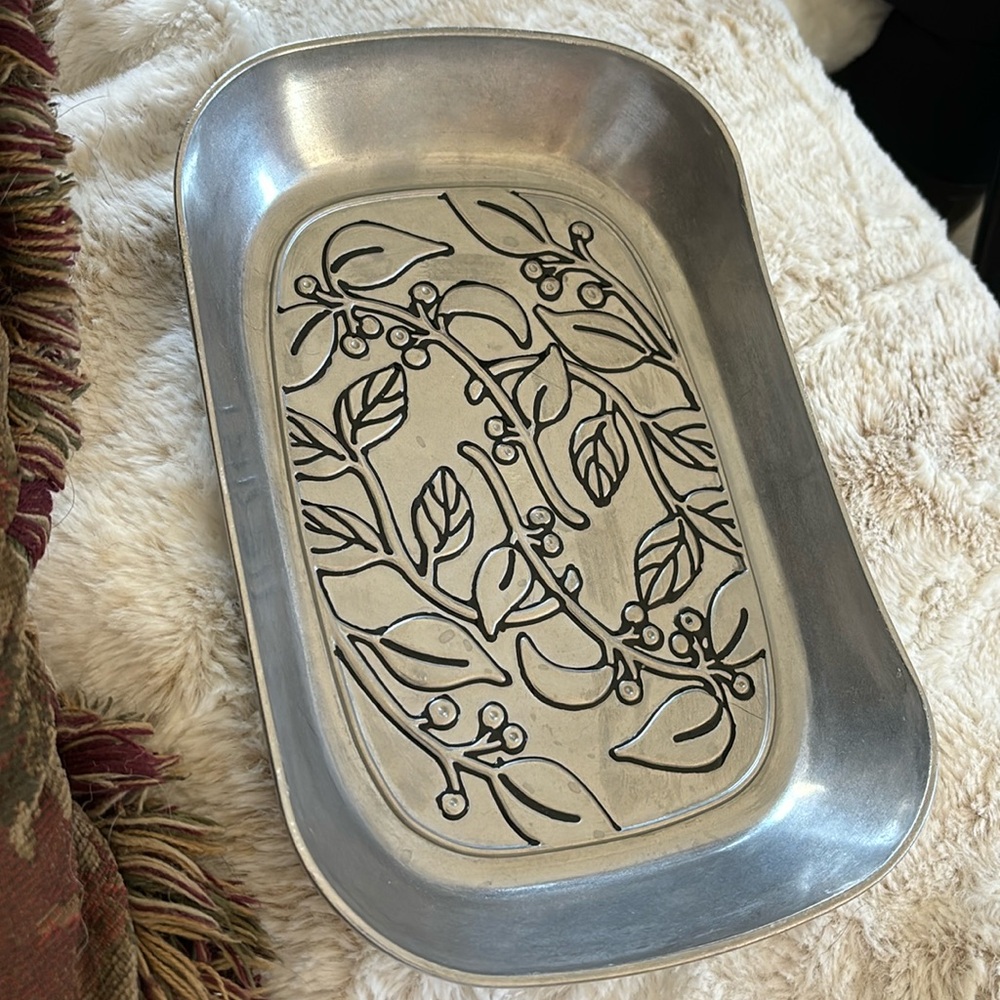 Wilton Armetale Botánica Bread Tray